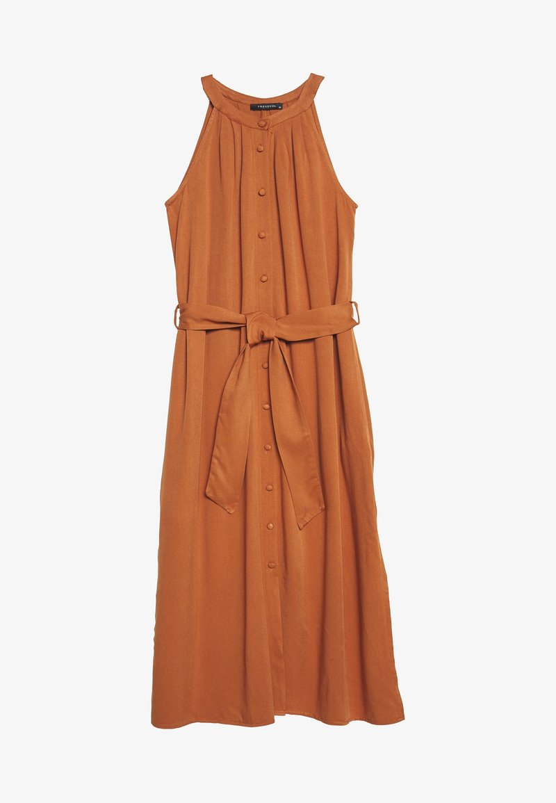 Robe midi sans manches orange rouille avec boutons recouverts de tissu sur le devant, encolure plissée, col rond haut et ceinture en tissu nouée à la taille.