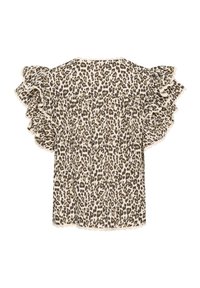 Bluzka w panterkę z falbaniastymi krótkimi rękawami. Jasnobeżowa baza z ciemnobrązowymi plamami. Miękka, teksturowana tkanina, ze szczegółem w postaci falbanki na dole.