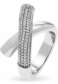 Anello in argento con un design curvo, caratterizzato da una fascia texturizzata adornata con piccoli cristalli trasparenti e un accento lucido e levigato.