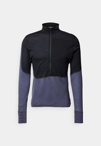 Långärmad tröja i svart och mörk lila, med en dragkedja i kragen, texturerad övre del och släta nedre ärmar.