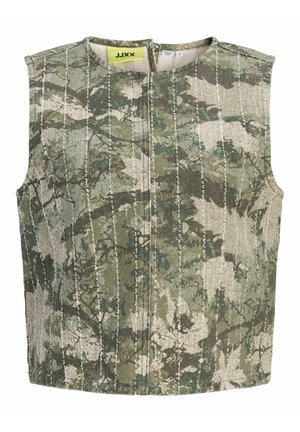 Veste sans manches imprimée camouflage vert et beige, avec surpiqûres verticales texturées, col rond et fermeture éclair frontale.