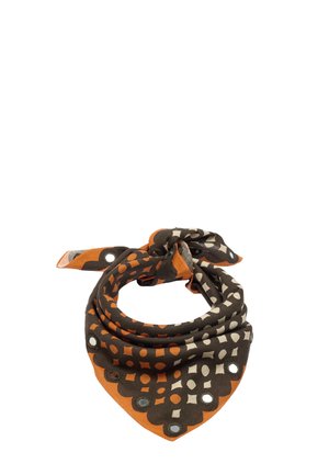 Kwadratowa apaszka z pomarańczowymi, brązowymi i kremowymi geometrycznymi wzorami, związana luźnym supłem z metalowymi oczkami dookoła krawędzi.