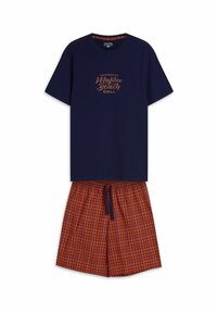 Granatowa bawełniana koszulka z napisem "Malibu Beach" w pomarańczowym kolorze, zestawiona z czerwonymi szortami w kratkę z elastyczną talią i sznurkiem.