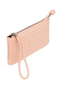 Clutch din piele roz țesut, cu închidere cu fermoar, curea împletită pentru încheietura mâinii și textură netedă, având accesorii metalice pentru fermoar.
