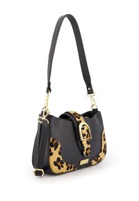 Zwarte leren handtas met een luipaardprint accent, een gebogen vorm, gouden hardware en een afneembare schouderband.