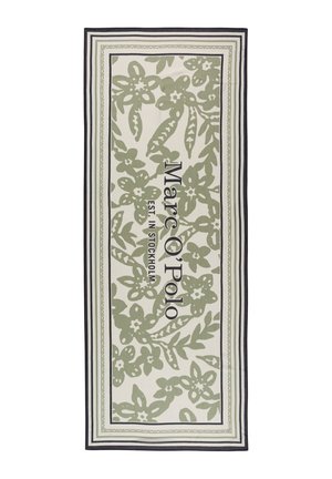 Prostokątny szal z zielonymi wzorami kwiatowymi, obramowany paskami, z napisem „Marc O’Polo EST. IN STOCKHOLM” na środku na kremowym tle.