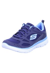 Zapatilla deportiva púrpura con parte superior de malla, acentos azules y suela blanca. Presenta un diseño con cordones y un collar acolchado para mayor comodidad.