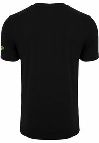 Camiseta negra de manga corta hecha de algodón, con una textura suave y un pequeño logo en neón verde en la manga izquierda.