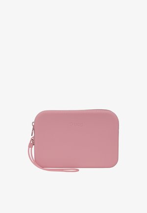 Růžová, obdélníková taška O s hladkým, matným povrchem. Disponuje zipovým uzavíráním a odpovídajícím zápěstním popruhem pro snadné nošení.