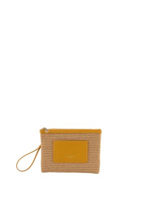 Petite pochette beige tissée avec garniture en cuir jaune, bracelet pour poignet et patch rectangulaire en cuir cousu à l'avant.