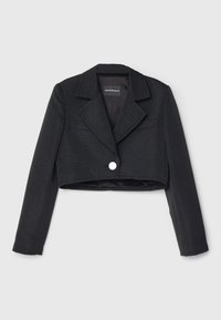 Blazer court noir en tissu texturé, larges revers, manches longues, fermeture devant avec un seul bouton blanc.