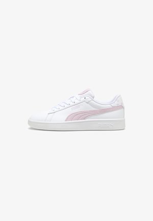 Hvide lædersneakers med lyserøde detaljer, der har et klassisk design, tekstureret overflade, rund tå, gummisål og snørelukning.
