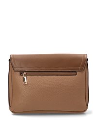 Bolso de cuero marrón claro con una textura suave y un bolsillo trasero con cremallera. Presenta un cierre con solapa y costuras en contraste, con un diseño minimalista.