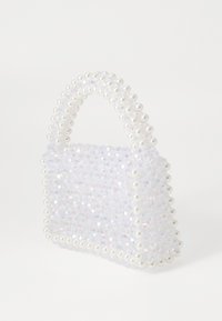 Prozirna beaded torbica pravokutnog oblika, ukrašena bijelim bisernim detaljima i zakrivljenom drškom, s teksturiranom površinom.