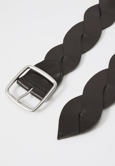 Cinturón de cuero negro trenzado con una hebilla rectangular de plata, que presenta una textura suave y detalles en el extremo puntiagudo.
