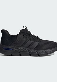 Černá sportovní bota s texturovaným síťovaným svrškem, vybavená třemi pruhy po straně, polstrovaným límcem a silnou gumovou podrážkou.