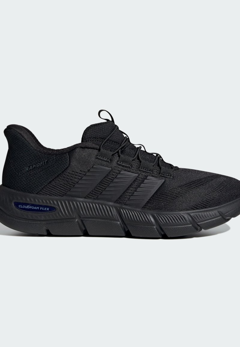 Chaussure de sport noire avec une tige en mesh texturé, dotée de trois bandes sur le côté, d'un col rembourré et d'une semelle épaisse en caoutchouc.