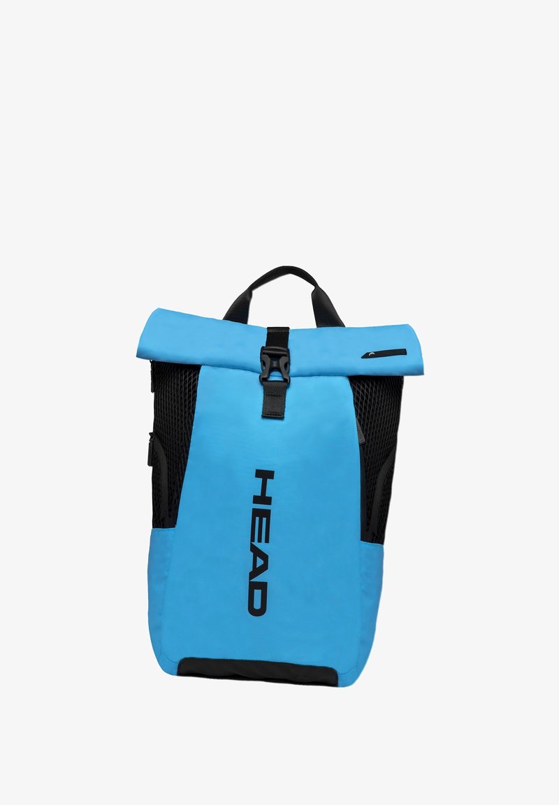 Blauwe roll-top rugzak gemaakt van duurzaam materiaal. Heeft zwarte mesh zijkanten, een gesp-sluiting en het logo "HEAD" in vette zwarte letters.
