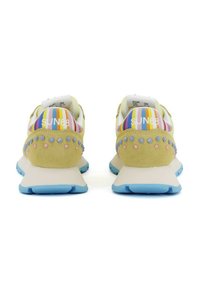 Sneakers in suede giallo con accenti a strisce colorate, suole in gomma blu e borchie decorative sul tallone. Presentano il logo "SUN68" sul retro.