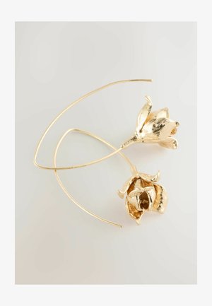 Goldfarbene Ohrringe in Form von Rosenknospen, mit einem strukturierten Design, das sichtbare Blütenblattdetails zeigt, und langen Hängern.