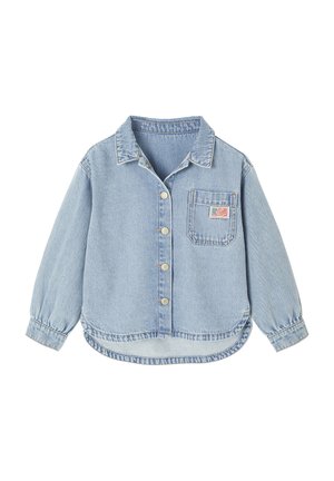 Helles blaues Denim-Hemd mit Knöpfen, langen Ärmeln, einer Brusttasche und einem pinken rechteckigen Aufnäher auf der Tasche.