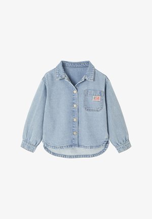 Helles blaues Denim-Hemd mit Knöpfen, langen Ärmeln, einer Brusttasche und einem pinken rechteckigen Aufnäher auf der Tasche.