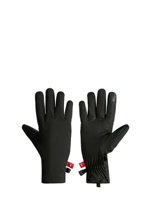 Paire de gants noirs avec prise texturée sur les paumes et les bouts des doigts, bracelets élastiques au poignet et étiquettes rouges près des poignets, présentés à plat sur fond blanc.