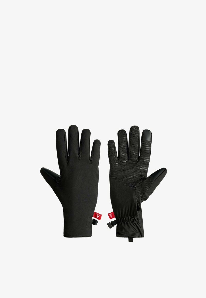 Paire de gants noirs avec prise texturée sur les paumes et les bouts des doigts, bracelets élastiques au poignet et étiquettes rouges près des poignets, présentés à plat sur fond blanc.