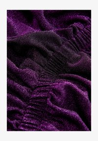 Selezionato, fuchsia pink