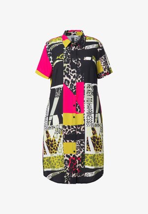 Koszula z krótkim rękawem, zapinana na guziki, w kolorowy wzór patchworkowy z motywem lamparta, odważnym tekstem oraz żywymi akcentami w kolorze różowym, zielonym i czarnym.
