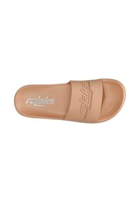 Sandale en plastique tan avec une courroie texturée et un logo en relief. Semelle douce avec une légère brillance ; design ouvert pour ventilation.