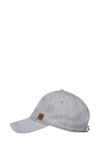 Casquette grise en tissu texturé, composée de six panneaux, avec une visière incurvée et un patch logo marron à l'avant. Bande arrière ajustable.