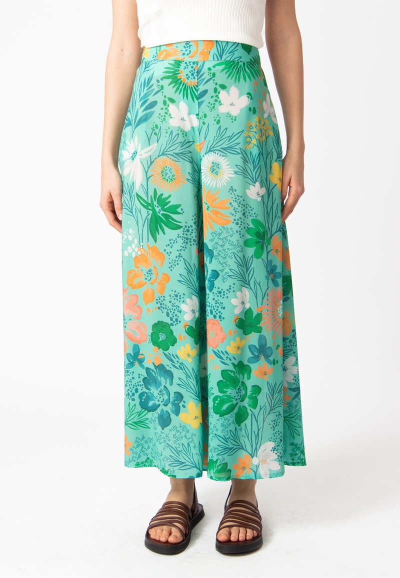 Bloemrijke wijde broek in licht aqua, met een levendige botanische print van oranje, roze en groene bloemen. Zacht materiaal, hoge taille.