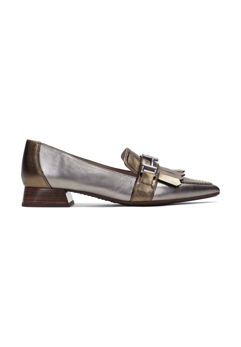 Metallische zilveren en bronzen platte schoenen met een lage blokhak, voorzien van een decoratieve gesp en franjemotief op de teen. Glad leer met een fijne textuur.
