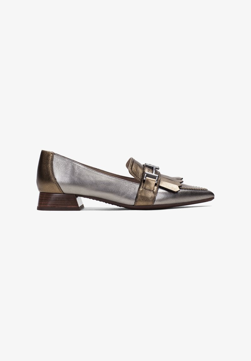 Metallische zilveren en bronzen platte schoenen met een lage blokhak, voorzien van een decoratieve gesp en franjemotief op de teen. Glad leer met een fijne textuur.