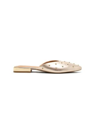 Scarpa slip-on in pelle dorata con punta affilata, tacco piatto e decorazioni di borchie sulla parte superiore. Design minimalista con una finitura elegante.