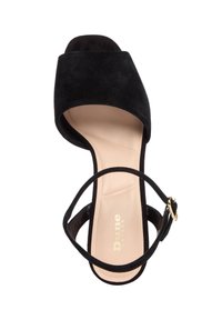 Zwarte suède hoge hakken sandalen met een vierkante neus, enkelbandje en gouden sluiting. De inlegzool is beige met een reliëfmerk.