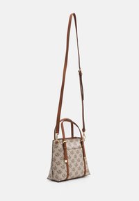 Brun og beige crossover taske med justerbar rem, guldfarvede detaljer og monogrammønster på tekstureret materiale.