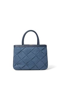 Gequilte blauwe leren handtas met twee handvatten bovenaan; rechthoekige vorm en een gladde textuur, voorzien van geometrische ruitpatronen.