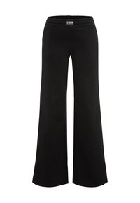 Schwarze weit geschnittene Hose aus weichem Material mit einem elastischen Bund. Das Design verfügt über ein Logo-Patch auf der Vorderseite.