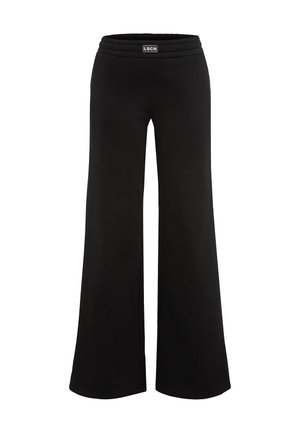 Pantalones anchos negros hechos de material suave con una cinturilla elástica. El diseño cuenta con un parche de logo en la parte frontal.