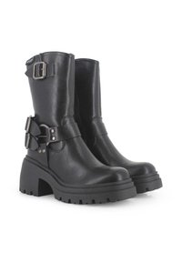 Botas de tobillo de imitación de cuero negro con suelas de plataforma gruesas, amplias correas con hebillas y suelas texturizadas para un mejor agarre.
