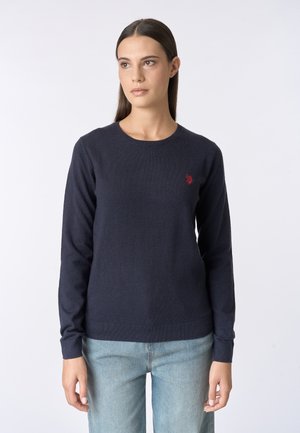 Maglione lavorato a maglia blu navy con maniche lunghe e scollo rotondo; presenta un piccolo logo rosso sul petto e polsini e orlo a coste.