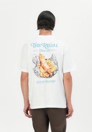 T-shirt blanc à manches courtes avec un imprimé graphique de fish and chips au dos, accompagné d'un texte bleu indiquant "The Regal" et "Let’s Get Battered."