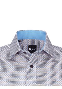 Camicia a motivo geometrico in blu chiaro, marrone e bianco con colletto blu chiaro a contrasto. Presenta chiusura con bottoni e trama di tessuto intrecciato.