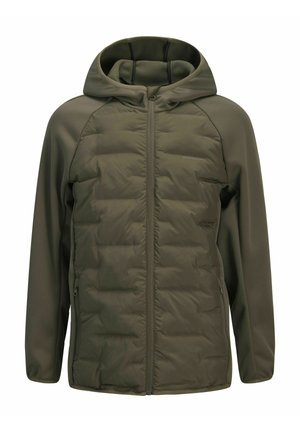 Main insérée dans la poche zippée d'une veste matelassée vert olive avec une manche en tissu doux.
