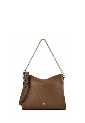 Bolso de mano de cuero marrón con superficie texturizada, asa de cadena plateada, correa ajustable y logo de Aigner en el centro frontal.