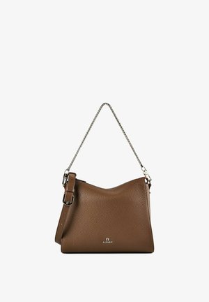 Sac à main en cuir marron avec surface texturée, anse chaîne argentée, bandoulière réglable et logo Aigner au centre devant.