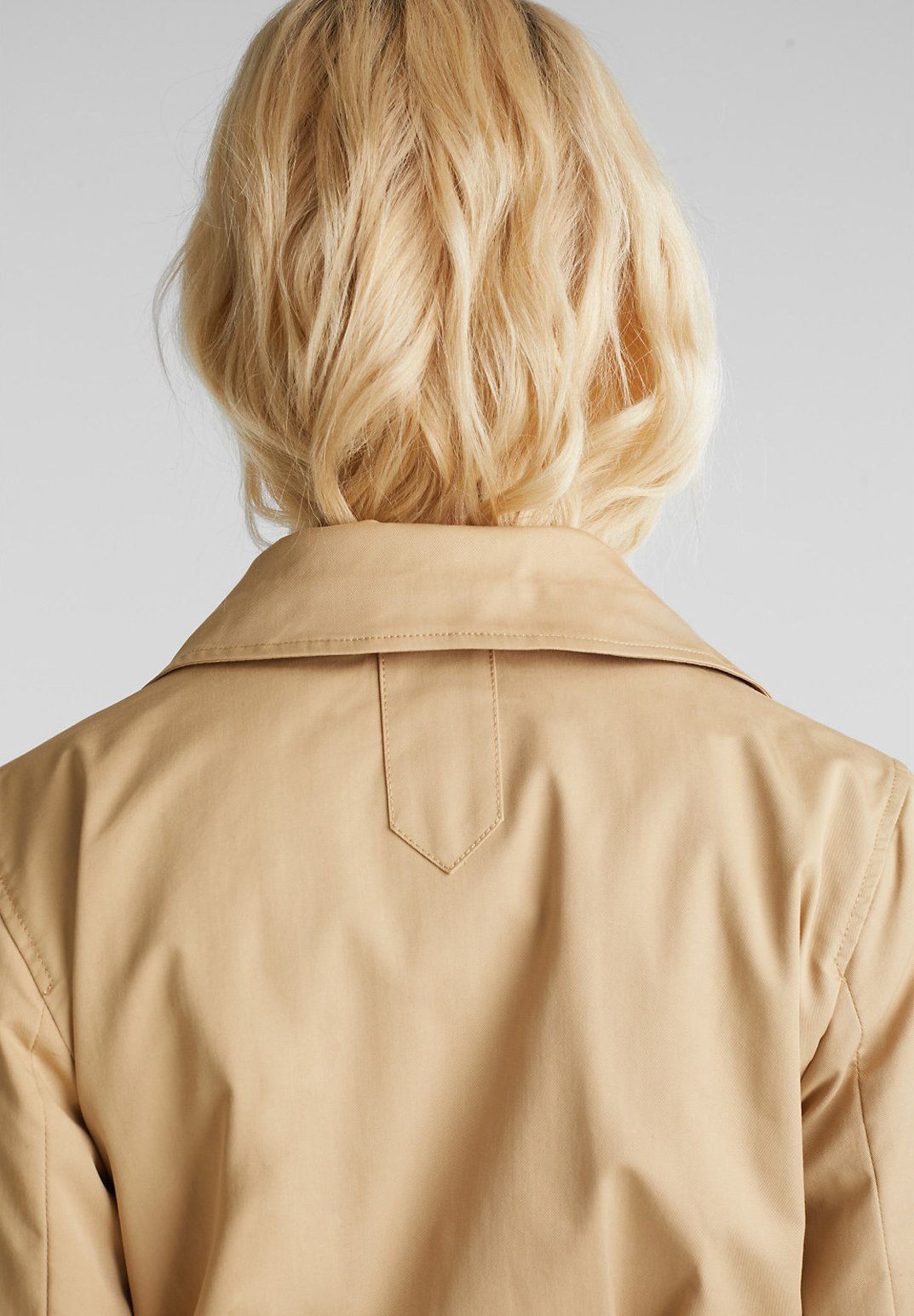 ESPRIT UPDATE FÜR EINEN KLASSIKER: SPORTIVE WEBBAND DETAILS SETZ Trenchcoat beige ESPRIT UPDATE FÜR EINEN KLASSIKER: SPORTIVE WEBBAND DETAILS SETZ Trenchcoat beige