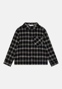 Camisa de franela a cuadro negro y crema, con collar, cierre de botones, mangas largas y un bolsillo en el pecho con patrón diagonal.